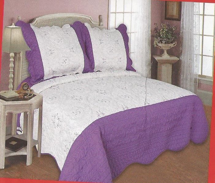 Cuvertura de pat alba cu violet realizata din bumbac